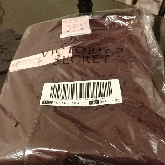 💜NWT Victoria's Secret Essential Legging - Picture 2 of 3
